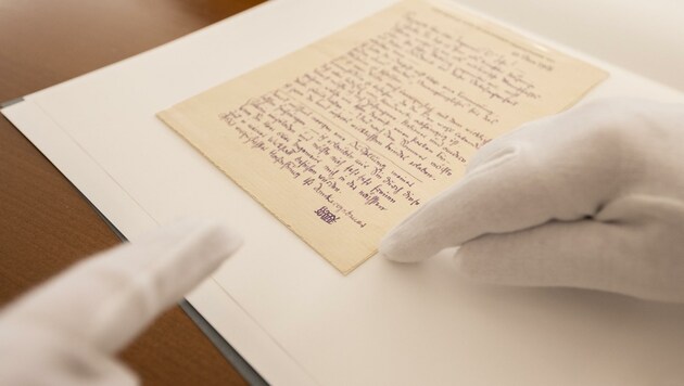 Im Heeresgeschichtlichen Museum wieder gefunden: Schieles Visitenkarte und die drei verschollenen Briefe des Künstlers. (Bild: CARINA KARLOVITS/HBF)