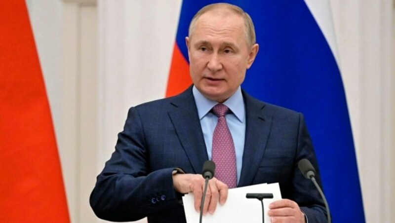 Russlands Präsident Wladimir Putin spricht von „Spekulationen“, die nicht wahr seien. Er strebe nicht nach einem neuen russischen Imperium, betonte der Kremlchef. (Bild: AP)