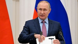 Russlands Präsident Wladimir Putin spricht von „Spekulationen“, die nicht wahr seien. Er strebe nicht nach einem neuen russischen Imperium, betonte der Kremlchef. (Bild: AP)