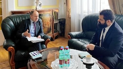 Botschafter Khymynets (li.) und „Krone“-Redakteur Zavarsky (Bild: Ukrainische Botschaft)