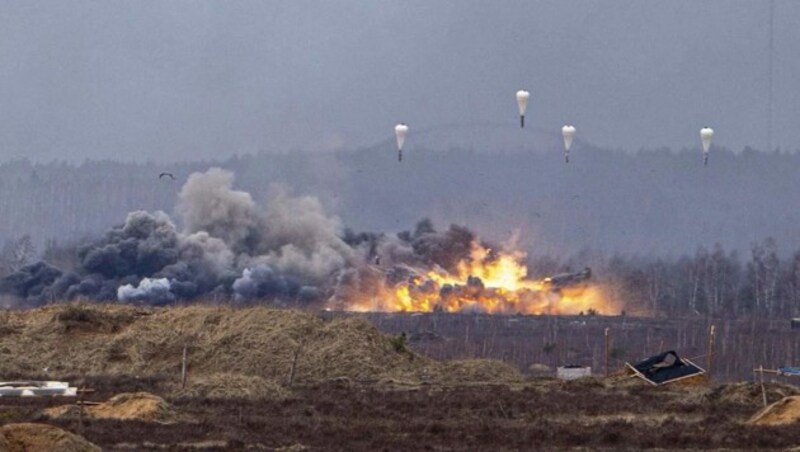 Russische Truppen führen die Übungen im Grenzgebiet zur Ukraine fort. (Bild: APA/AFP/Russian Defence Ministry)