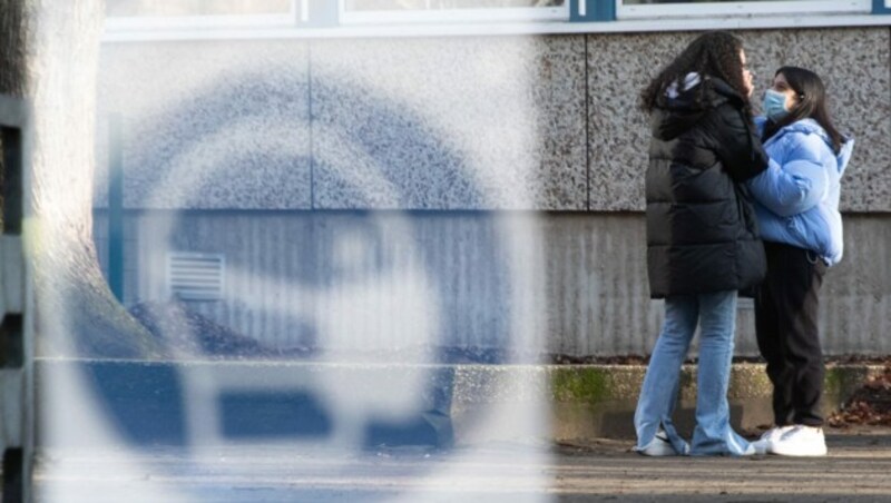 Die Maske hat in den Schulen noch nicht ausgedient - je nach Szenario kommt sie früher oder später zum Einsatz. (Bild: APA/dpa/Friso Gentsch)