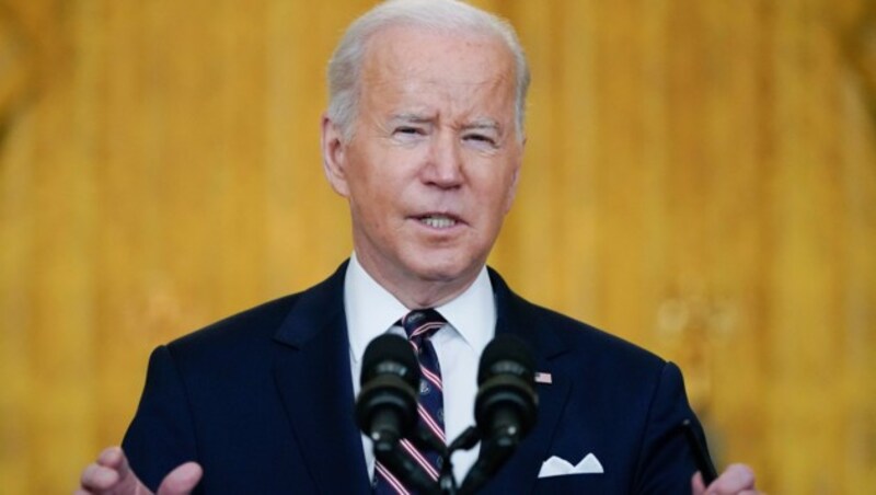 US-Präsident Joe Biden nimmt Banken und Unterstützer Putins ins Visier. (Bild: AP/Alex Brandon)