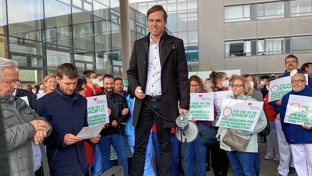 Die Pfleger machen seit Jahren - auch mit Protestaktionen wie „5 nach 12“ - auf die Missstände im Berufsalltag aufmerksam. (Bild: Manuela Karner)