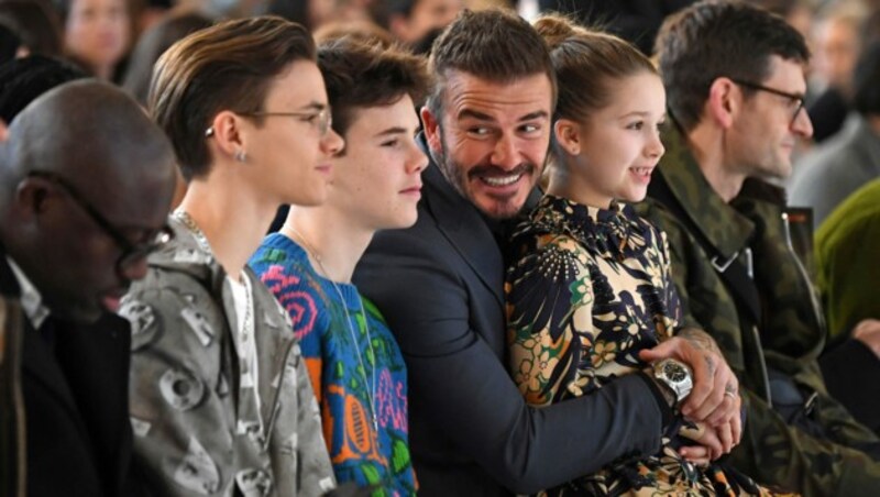 Romeo Beckham, Cruz Beckham und Harper Seven mit Papa David Beckham bei der Fashionshow von Victoria Beckham in London im Februar 2020 (Bild: AFP )