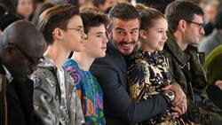 Romeo Beckham, Cruz Beckham und Harper Seven mit Papa David Beckham bei der Fashionshow von Victoria Beckham in London im Februar 2020 (Bild: AFP)