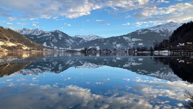 Der Zeller See zählt mit seiner Lage und dem glasklaren Wasser zu den schönsten Seen Österreichs. Gabriele Leo aus Zell am See konnte diese grandiose Spiegelung mit ihrer Kamera festhalten. Traumhaft! (Bild: Gabriele Leo)