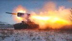 Ein TOS-1-Raketenwerfer bei einer Übung: Mit knapp vier Kilometern Reichweite ist diese Waffe eine tödliche Ergänzung zu Panzerverbänden. (Bild: EPA)
