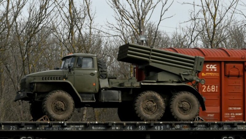 Russische Militärfahrzeuge auf einem Zug wurden am Mittwoch nahe der Grenze zur Ostukraine gesichtet. (Bild: APA/AFP/STRINGER)