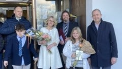 Waltraud und Robert Kovacs (Mitte) mit ihren Kindern Niklas und Lena. Auch die Bürgermeister aus Neudorf (li.) und Deutsch Jahrndorf (re.) gratulierten herzlich. (Bild: SPÖ Neusiedl am See)