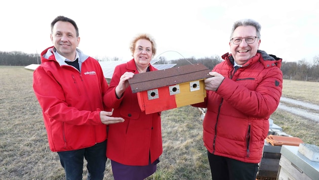 Thomas König (li.) und Verena Dunst von der Volkshilfe mit Gerhard Zapfl (re.) vom Wasserleitungsverband. (Bild: Judt Reinhard)