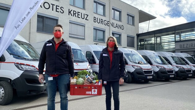 Rotkreuz-Helfer Edin Izic und Carolina Karlich vor den Autos (Bild: Rotes Kreuz Burgenland)