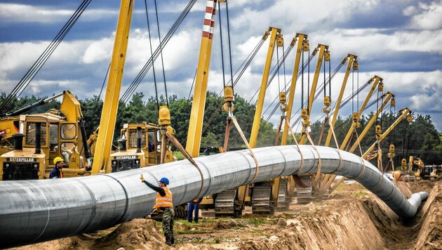 Hier wird gerade eine Erdgas-Pipeline verlegt. Ohne Befüllung bringt sie jedoch nichts. (Bild: Manfred Scharnberg / Visum / picturedesk.com)