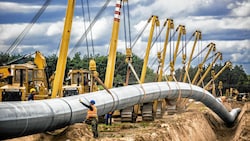 Hier wird gerade eine Erdgas-Pipeline verlegt. Ohne Befüllung bringt sie jedoch nichts. (Bild: Manfred Scharnberg / Visum / picturedesk.com)
