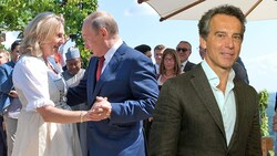 Ex-Ministerin Karin Kneissl (links) konnte sich bei ihrer Hochzeit 2018 über den Besuch von Wladimir Putin freuen. Christian Kern (rechts) behält seinen Russen-Job aus Liebe zur Bahn, wie es heißt. (Bild: APA, Krone KREATIV)
