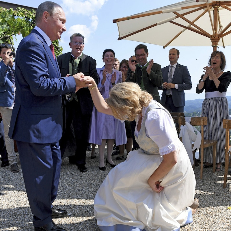 Ein Knicks ging 2018 um die Welt: Karin Kneissl und der russische Präsident Wladimir Putin in Gamlitz (Bild: APA/Roland Schlager)