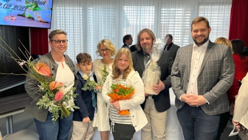 Der Gattendorfer Bürgermeister Thomas Ranits (rechts) und Gemeindevorständin Barbara Laschitz (links) gratulierten herzlich. (Bild: Gemeinde Gattendorf )