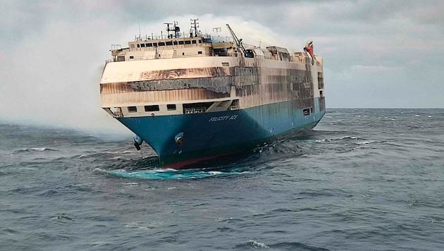 Die Felicity Ace sank am 1. März 2022 mit rund 4000 Autos an Bord, nachdem zwei Wochen vorher Feuer ausgebrochen war. (Bild: Portuguese Navy via AP)