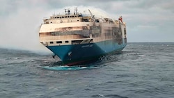 Die Felicity Ace sank am 1. März 2022 mit rund 4000 Autos an Bord, nachdem zwei Wochen vorher Feuer ausgebrochen war. (Bild: Portuguese Navy via AP)