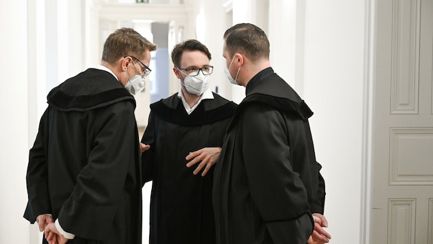 Die Anwälte Norbert Stiefmüller, Lorenz Kirschner und Michael Lanzinger beratschlagten die Verteidigungsstrategie (Bild: Wenzel Markus)