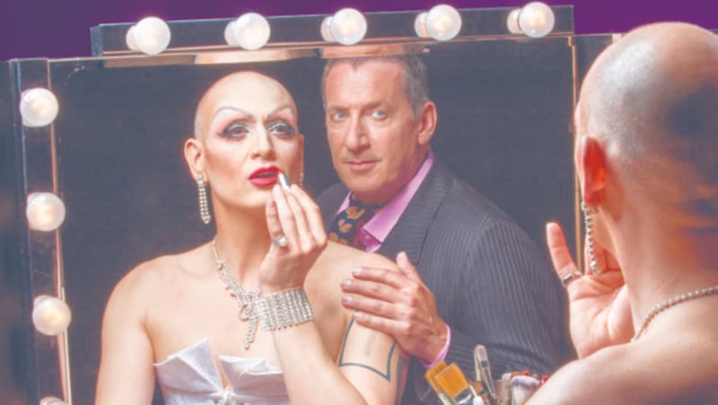 Neben „La Cage aux Folles“ wird Viktor Gernot mit seinem Solo-Programm ins Burgenland kommen. (Bild: Johannes Ifkovits/Volksoper Wien)