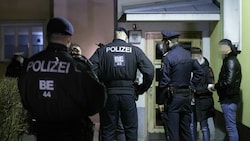 Ein Zeuge hatte die Polizei angerufen, dass in dem Mehrparteienhaus Schüsse zu hören waren. (Bild: APA/TOBIAS STEINMAURER)