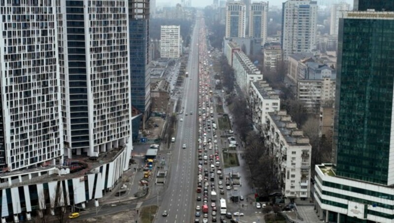 Nach dem Angriff Russlands auf den Osten der Ukraine verlassen die Menschen die Hauptstadt Kiew. (Bild: AP)