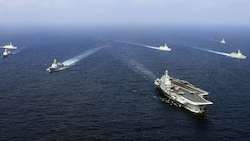 Chinesische Militärübung im ostchinesischen Meer im April 2018. Das Manöver sollte die Macht Chinas in umstrittenen Gewässern demonstrieren. (Bild: AFP)