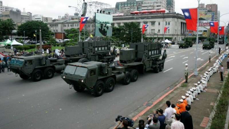 Taiwans Patriot-Batterien für Boden-Luft-Raketen aus amerikanischer Produktion während der Parade zum Nationalfeiertag in Taipeh am 10. Oktober 2007 (Bild: Copyright 2022 The Associated Press. All rights reserved.)