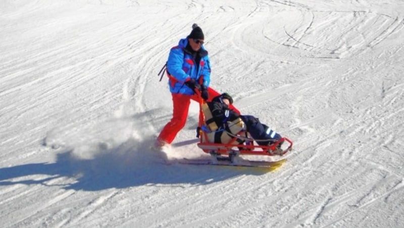 Hans Popp in seiner Funktion als Skilehrer für beeinträchtigte Menschen in Kirchberg. (Bild: Popp)