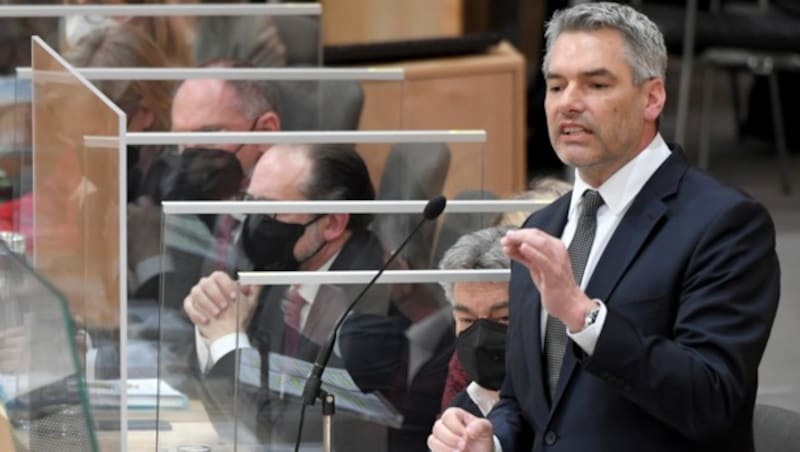 Bundeskanzler Karl Nehammer (ÖVP) sicherte in seiner Rede im Parlament am Donnerstag der Ukraine Solidarität und humanitäre Hilfe zu. (Bild: APA/ROLAND SCHLAGER)