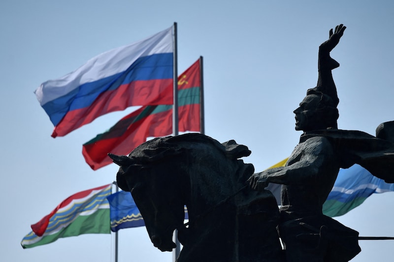 Russian and Transnistrian state flags wave in the wind near the monument to Russian military commander Alexander Suvorov. (Bild: AFP)