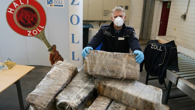 Andreas Franke, stellvertretender Pressesprecher des Zollfahndungsamtes, präsentiert einen Teil des sichergestellten Kokains. Der Zoll hat im Hamburger Hafen mehr als 2,6 Tonnen Kokain sichergestellt. Das Rauschgift war in einem Container hinter zwei Paletten Bananen versteckt. (Bild: APA/dpa/Marcus Brandt)