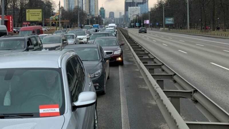 Stau auf den Ausfallstraßen aus Kiew wenige Stunden nachdem die ersten Explosionen zu hören waren (Bild: David Königshofer)