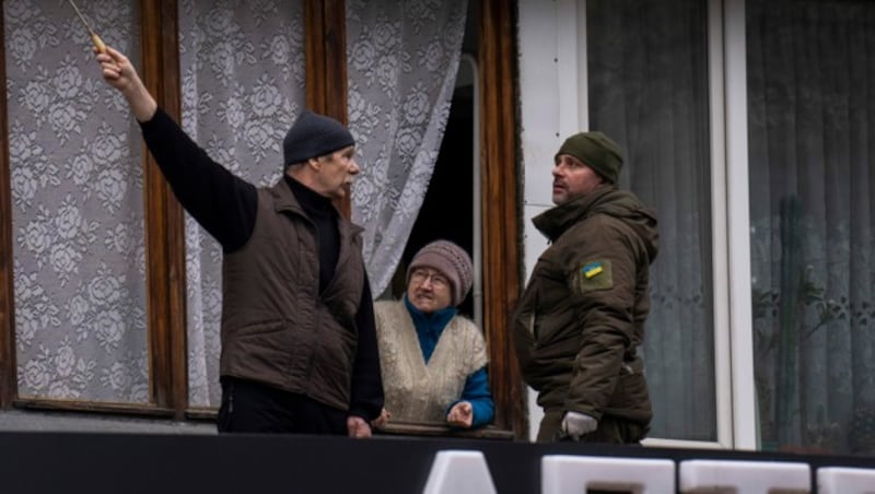 Die Menschen in Kiew wurden dazu aufgerufen, sich in die Luftbunker der Stadt zu begeben. (Bild: AP/Emilio Morenatti)