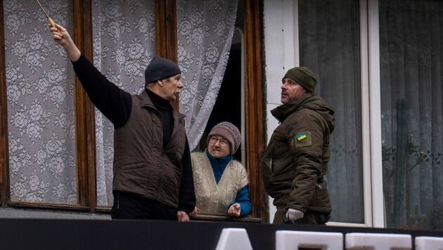 Die Menschen in Kiew wurden dazu aufgerufen, sich in die Luftbunker der Stadt zu begeben. (Bild: AP/Emilio Morenatti)