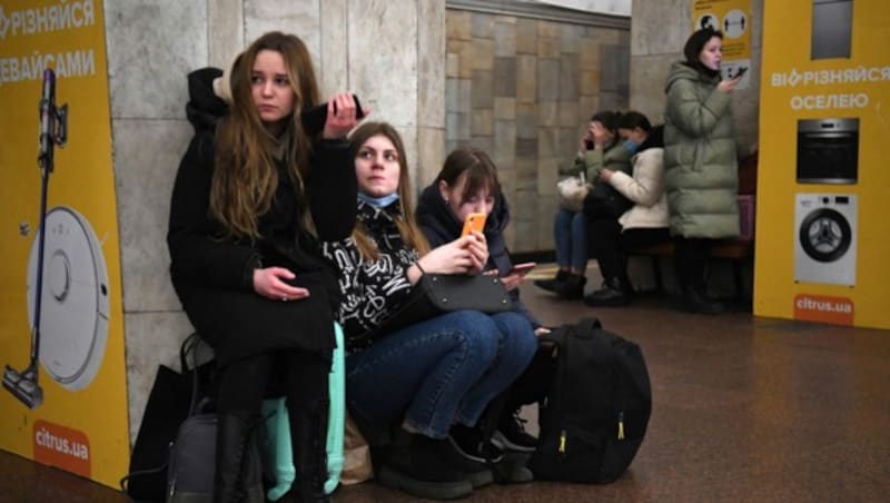 In Kiew heulen die Luftalarm-Sirenen, Menschen suchen Schutz in einer U-Bahn-Station. (Bild: APA/AFP/Daniel LEAL)