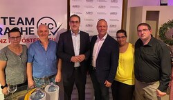 Obfrau Branics (links) mit ihrem Team HC Strache und dem gleichnamigen Ex-Vizekanzler sowie Höbart (3. von rechts). (Bild: Team HC Strache Schwechat)