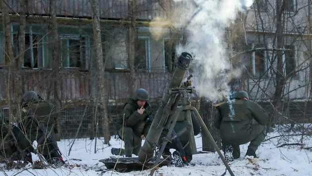 Anfang des Jahres haben ukrainische Soldaten auf dem Gebiet des ehemaligen Kernkraftwegs von Tschernobyl den Ernstfall trainiert - nun tritt er offenbar ein. (Bild: AP/Mykola Tymchenko)