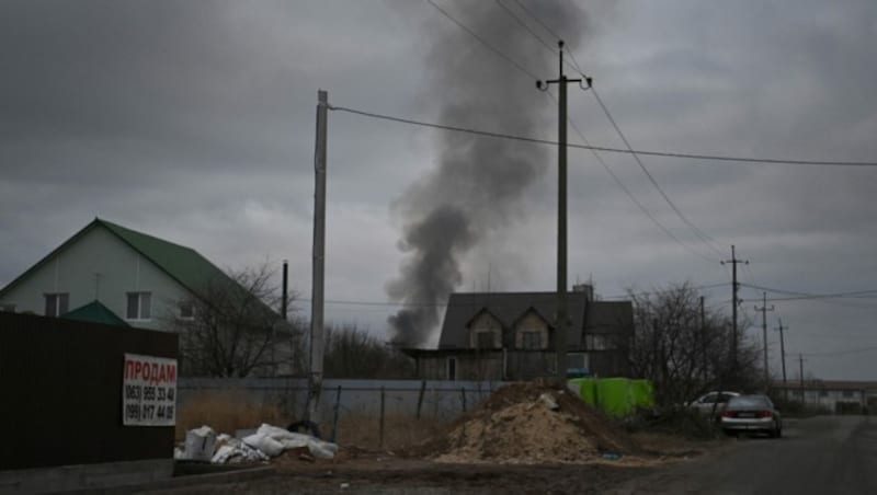 Nach dem russischen Angriff steigt nahe Kiew Rauch auf. Europa bereitet sich auf eine Flüchtlingswelle aus der Ukraine ein. (Bild: APA/AFP/Daniel LEAL)