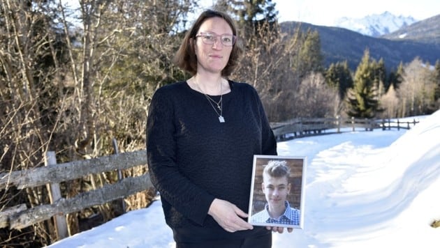 Mutter Katharina Gerhadter-Kinner mit einem Bild ihres Sohnes Andreas (15) (Bild: Holitzky Roland)
