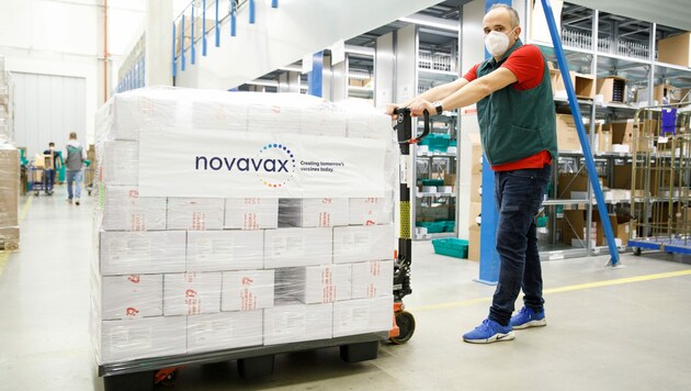 1,1 Millionen Dosen des Impfstoffs Nuvaxovid wurden in ein Lager nach Niederösterreich gebracht. (Bild: APA/Florian Weiser)