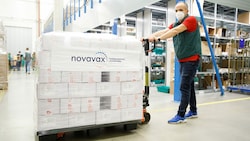 1,1 Millionen Dosen des Impfstoffs Nuvaxovid wurden in ein Lager nach Niederösterreich gebracht. (Bild: APA/Florian Weiser)