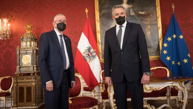 Der Bundespräsident sprach mit Bundeskanzler Karl Nehammer (ÖVP) in der Hofburg über den Krieg in der Ukraine. (Bild: APA/BUNDESHEER/PETER LECHNER)