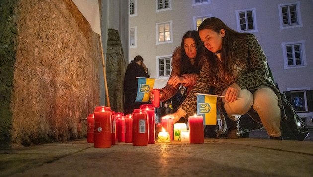 Die Mahnwache nach dem Friedensgebet in der Markuskirche in Salzburg. (Bild: Camera Suspicta / Susi Berger)