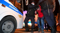 Polizisten nehmen einen Mann fest, der in Moskau gegen die russische Invasion in die Ukraine protestierte. (Bild: APA/AFP/Kirill KUDRYAVTSEV)