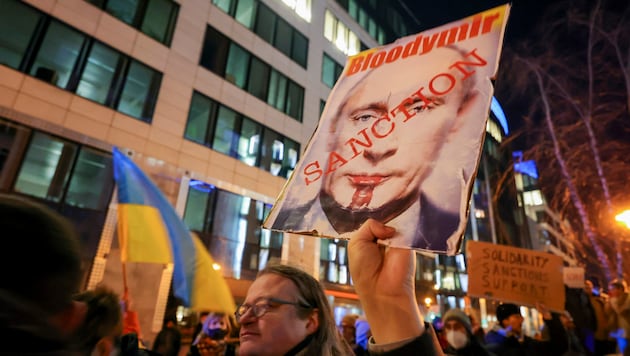 Protest gegen Putin in Brüssel (Bild: AP)