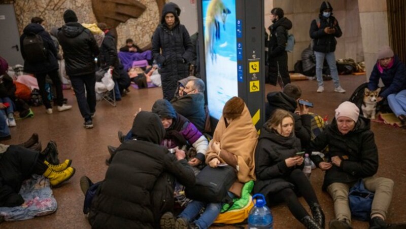 Aus Angst vor Bomben suchen Familien aus Kiew Unterschlupf in der U-Bahn. (Bild: AP)