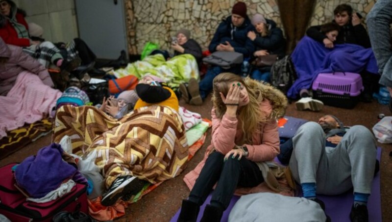 Viele Bewohner von Kiew haben die Nacht aus Angst vor den Bombenangriffen in der U-Bahn verbracht. (Bild: AP)