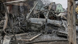 Ein abgeschossenes russisches Flugzeug stürzte in ein Wohngebiet im Norden von Kiew. (Bild: AP)